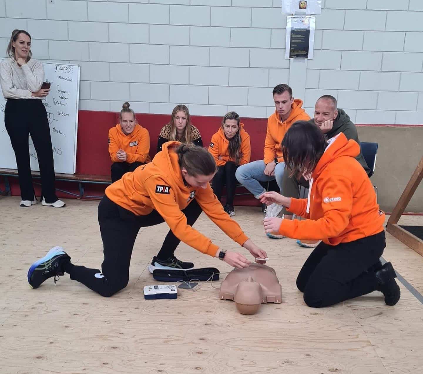 AED En Reanimatie Cursus Met The Safety Network Team Para Atletiek